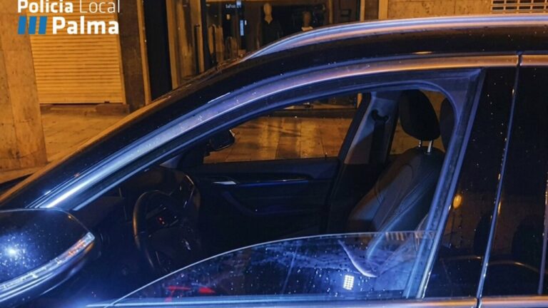 Vista del interior de un coche con ventana bajada y luces encendidas