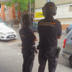 Polic&iacute;a Nacional vigilando en la calle tras un robo en un banco