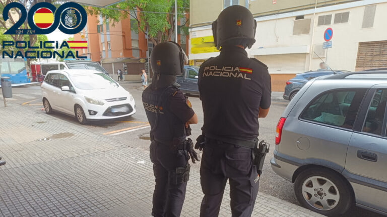 Polic&iacute;a Nacional vigilando en la calle tras un robo en un banco