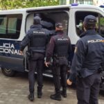 Agentes de la Policía Nacional deteniendo a una familia en Manacor