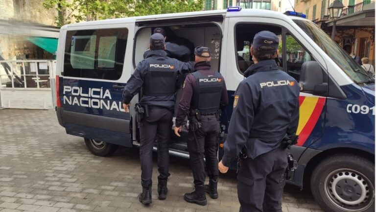 Agentes de la Policía Nacional deteniendo a una familia en Manacor