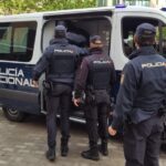 Agentes de la Polic&iacute;a Nacional deteniendo a una familia en Manacor