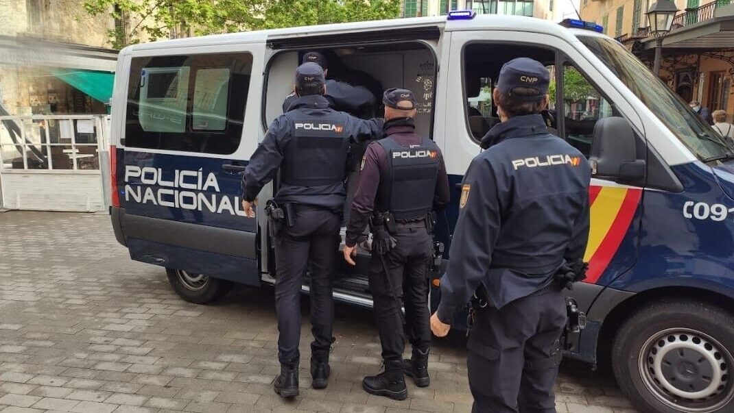 Agentes de la Polic&iacute;a Nacional deteniendo a una familia en Manacor