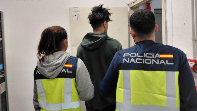 Detenidos tres j&oacute;venes tras dejar un reguero de robos desde el ferry hasta el centro de Palma