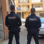 Dos agentes de la Polic&iacute;a Nacional en una calle de Palma