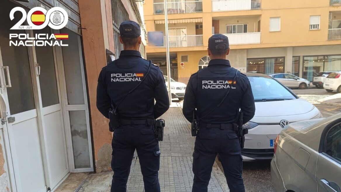 Dos agentes de la Polic&iacute;a Nacional en una calle de Palma