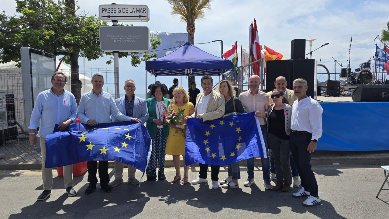 Celebraci&oacute;n del D&iacute;a de Europa en Palmanova con banderas y participantes