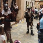 Personas interactuando con dimonis en la Diada de ses Rondalles en Palma.
