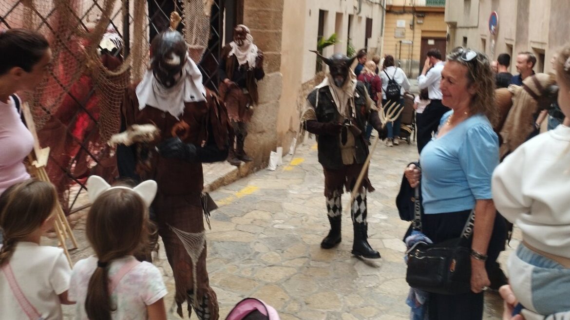 Personas interactuando con dimonis en la Diada de ses Rondalles en Palma.