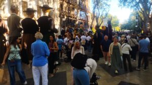 Desfile de gigantes y brujas en el Passeig del Born durante la Diada de las Rondalles en Palma.