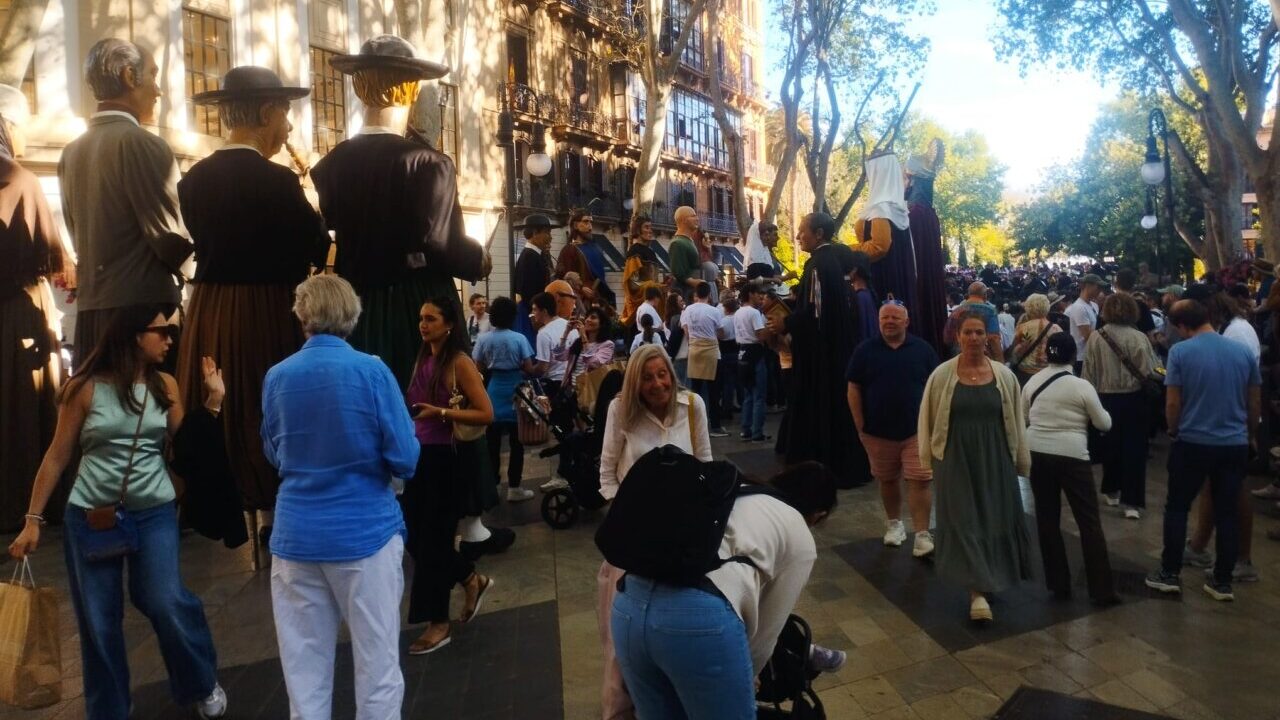 Desfile de gigantes y brujas en el Passeig del Born durante la Diada de las Rondalles en Palma.
