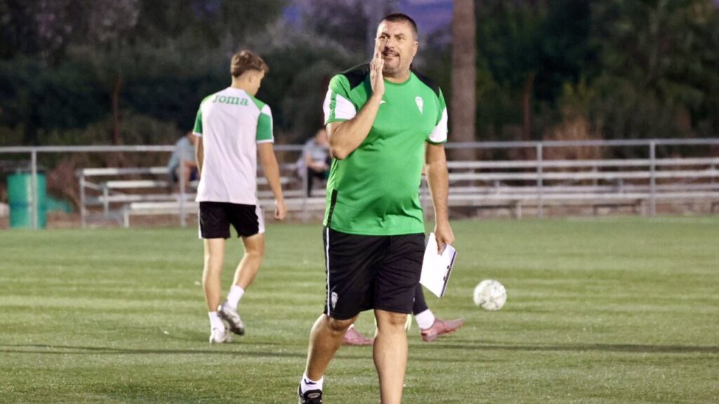Diego Trist&aacute;n dirigiendo a su equipo en un entrenamiento de f&uacute;tbol