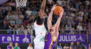 Jugadores de baloncesto en acci&oacute;n durante un partido