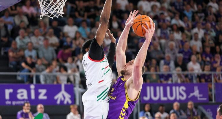 Jugadores de baloncesto en acci&oacute;n durante un partido