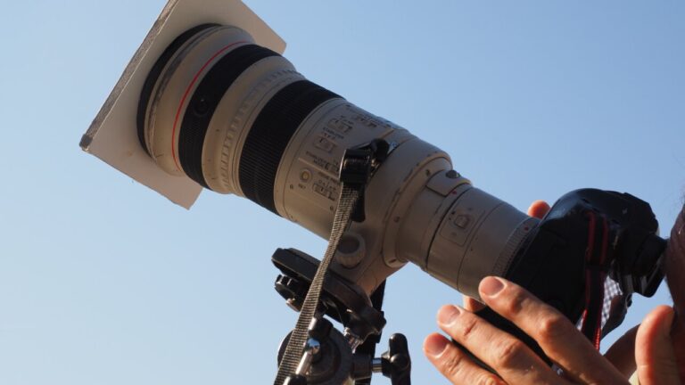 Fotograf&iacute;a de una c&aacute;mara con un telescopio para observar el eclipse solar.