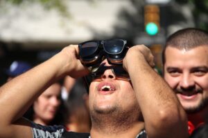 Hombre observando el eclipse solar con gafas especiales en Mallorca