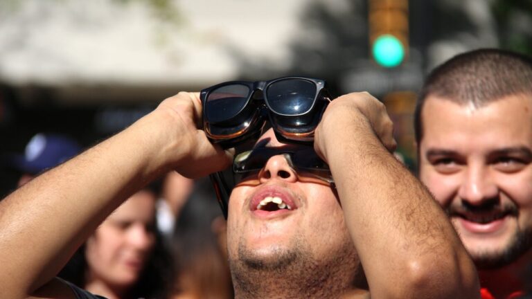 Gafas homologadas y precaución en el mar: así hay que prepararse para el eclipse del 12 de agosto