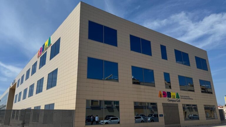 Edificio moderno de ADMA en el Campus Coll con ventanas reflectantes