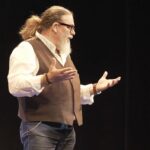 Eduardo de la Fuente presentando su novela Año Bisiesto en un evento literario