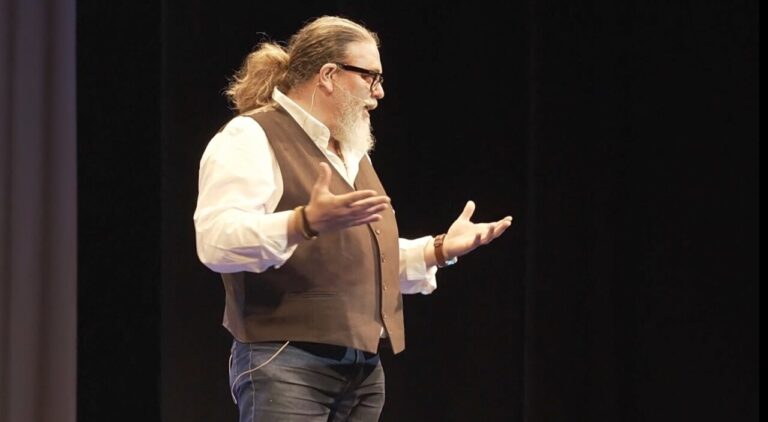 Eduardo de la Fuente presentando su novela Año Bisiesto en un evento literario
