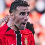 Jugador del RCD Mallorca celebrando un gol en un partido reciente