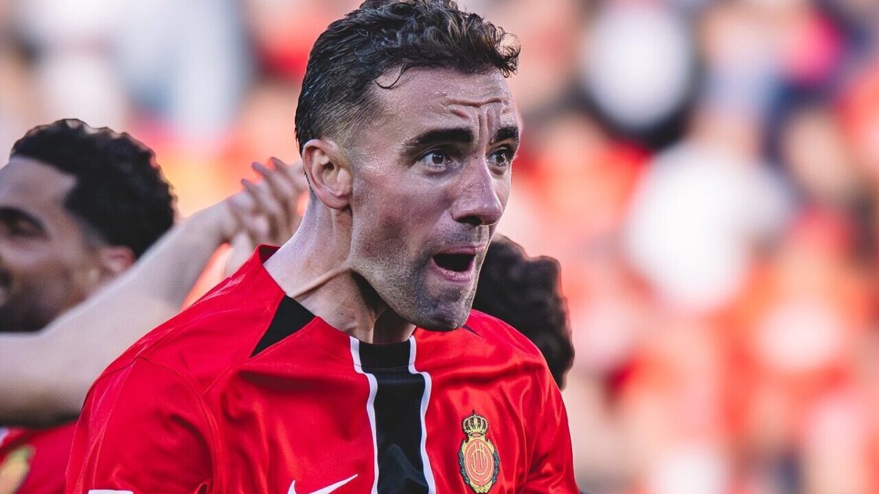 Jugador del RCD Mallorca celebrando un gol en un partido reciente