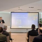 Evento sobre el ecosistema tur&iacute;stico en Mallorca con ponente en el escenario.