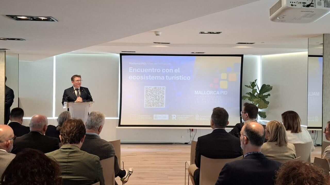 Evento sobre el ecosistema tur&iacute;stico en Mallorca con ponente en el escenario.