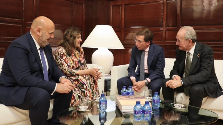 Reuni&oacute;n de alcaldes discutiendo sobre sostenibilidad y urbanismo