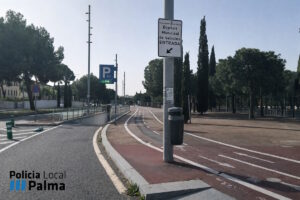 Entrada al dep&oacute;sito municipal de veh&iacute;culos en Palma con se&ntilde;alizaci&oacute;n clara.