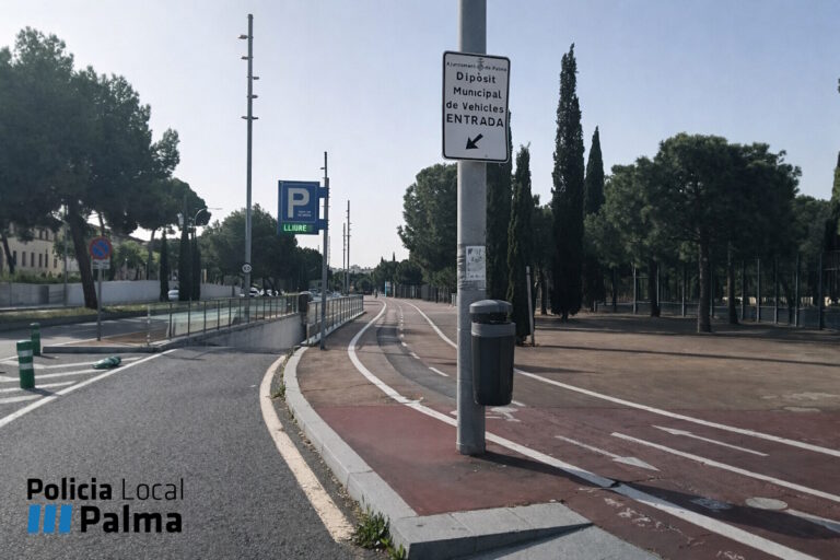 Entrada al depósito municipal de vehículos en Palma con señalización clara.