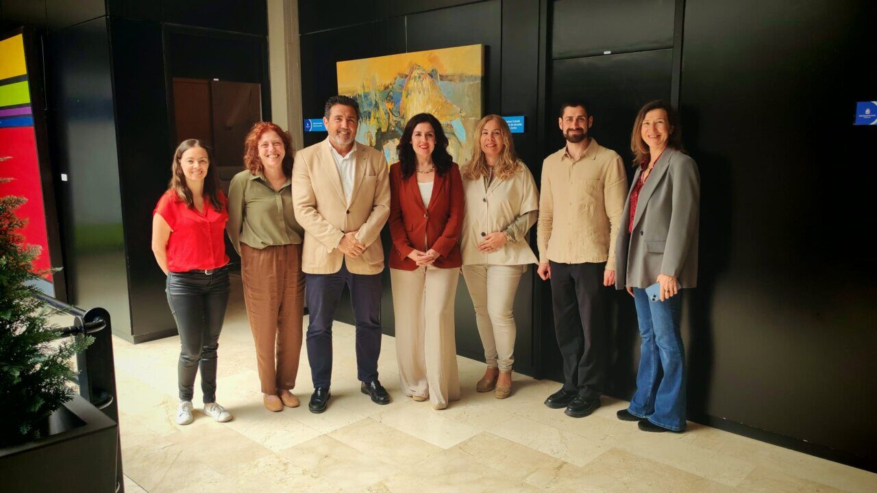Acto de entrega de llaves del centro de d&iacute;a en Palmanova con autoridades presentes.