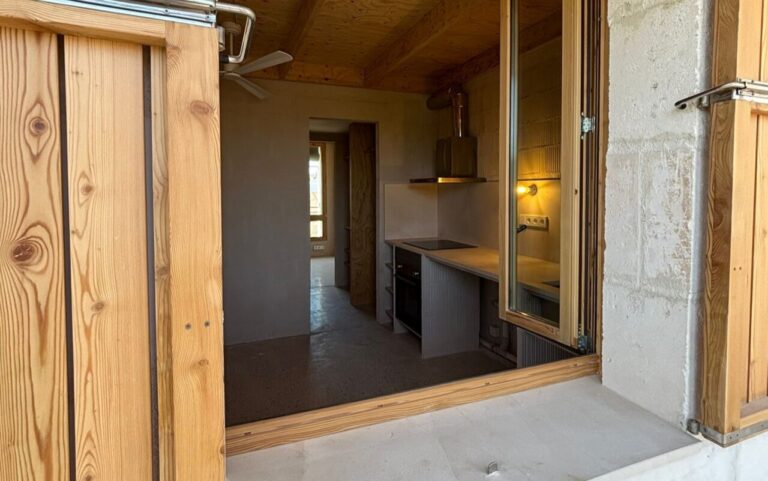 Interior de un piso en Santa Margalida con cocina y ventanas