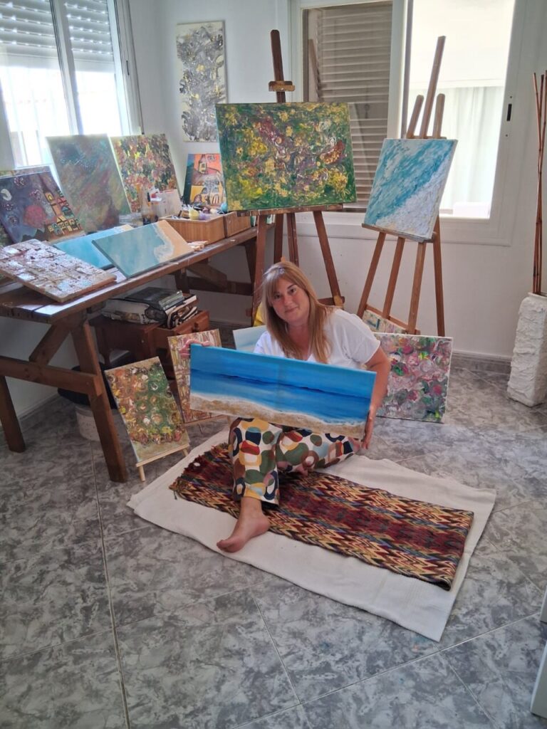 Virginia Siquier en su estudio con pinturas y lienzos