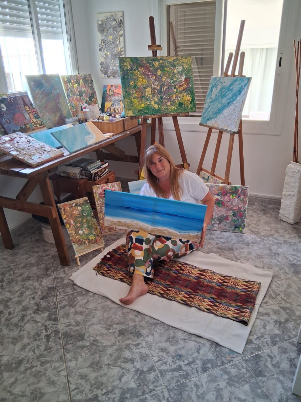 Virginia Siquier en su estudio con pinturas y lienzos