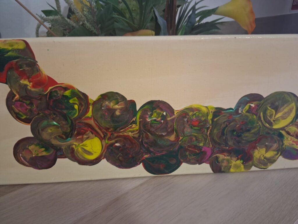 Pintura abstracta con colores vibrantes y formas circulares