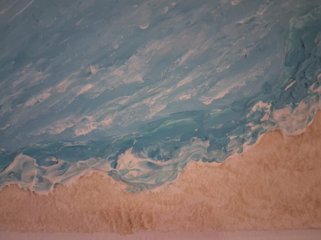 Pintura abstracta de un mar azul con arena