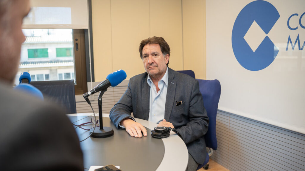 Xavier Bonet durante una entrevista en el estudio de Cope 25