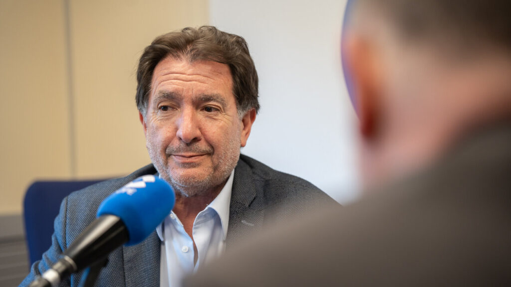Xavier Bonet durante una entrevista en Cope, con micr&oacute;fono azul