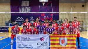 Jugadores del equipo CV Manacor posando con banderas en la cancha
