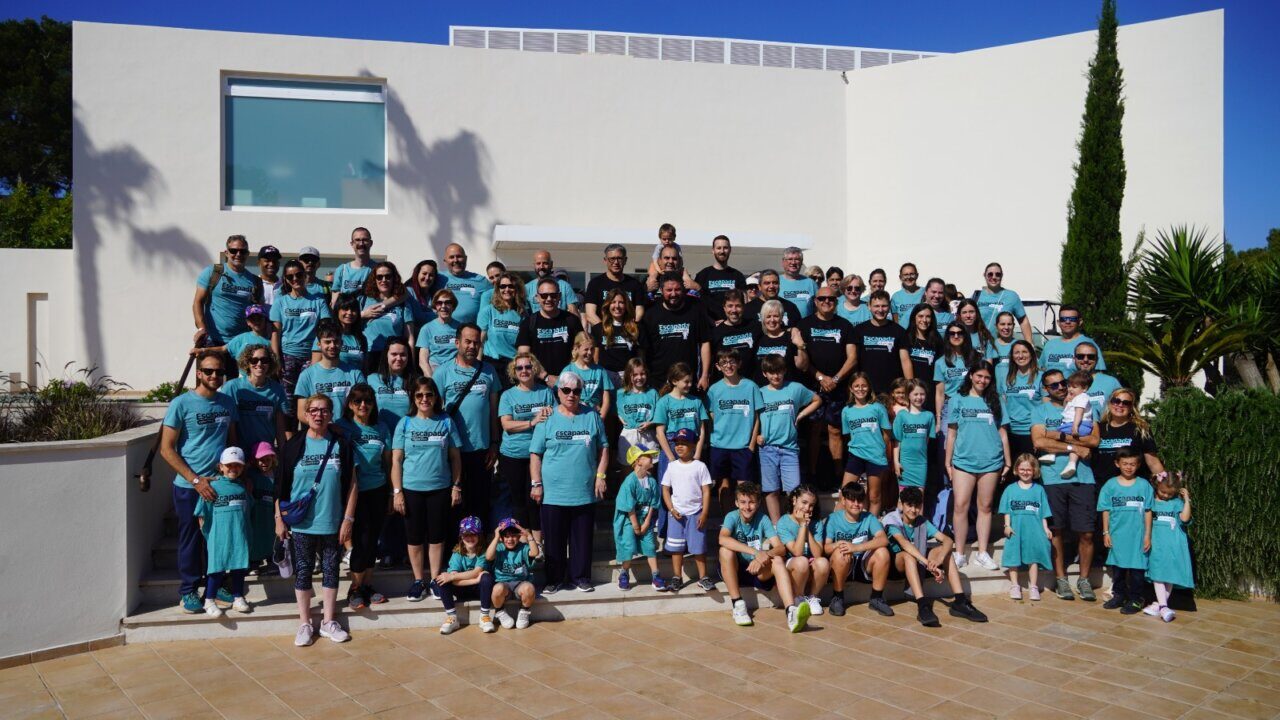 Grupo de familias participando en las escapadas familiares en Marratx&iacute;