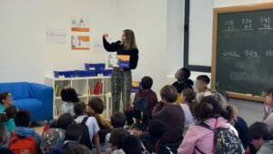 Presentaci&oacute;n del proyecto educativo La Capsa del Tresor en una clase de primaria.