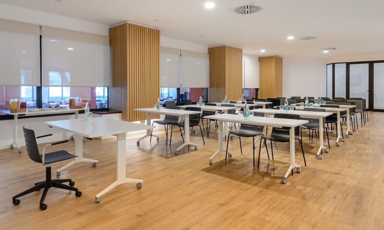 Sala de eventos en Vibra Hotels con mesas y sillas dispuestas