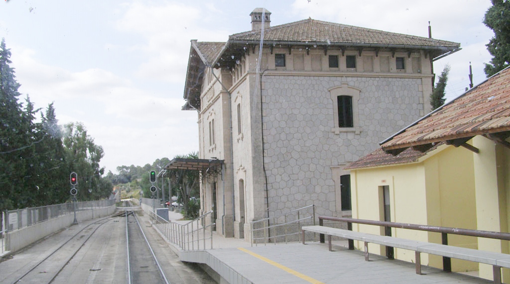 Vista de la estaci&oacute;n de tren de Sineu, Mallorca, con su arquitectura hist&oacute;rica.