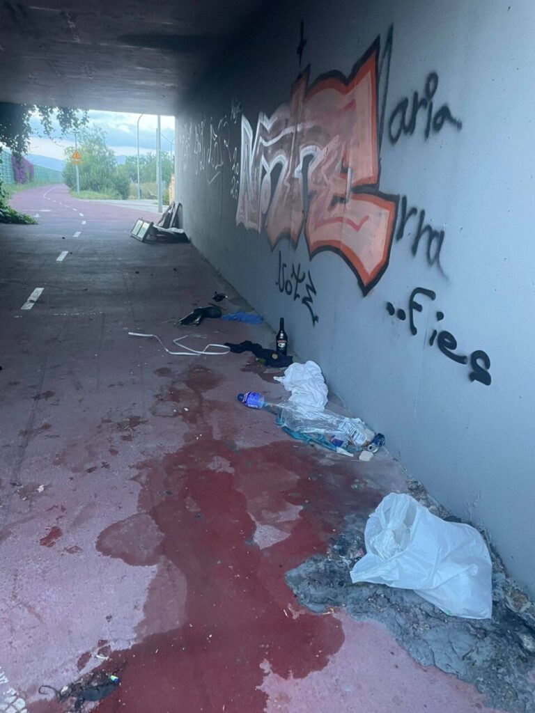 Carril bici en Son Ferriol con basura y graffiti en las paredes
