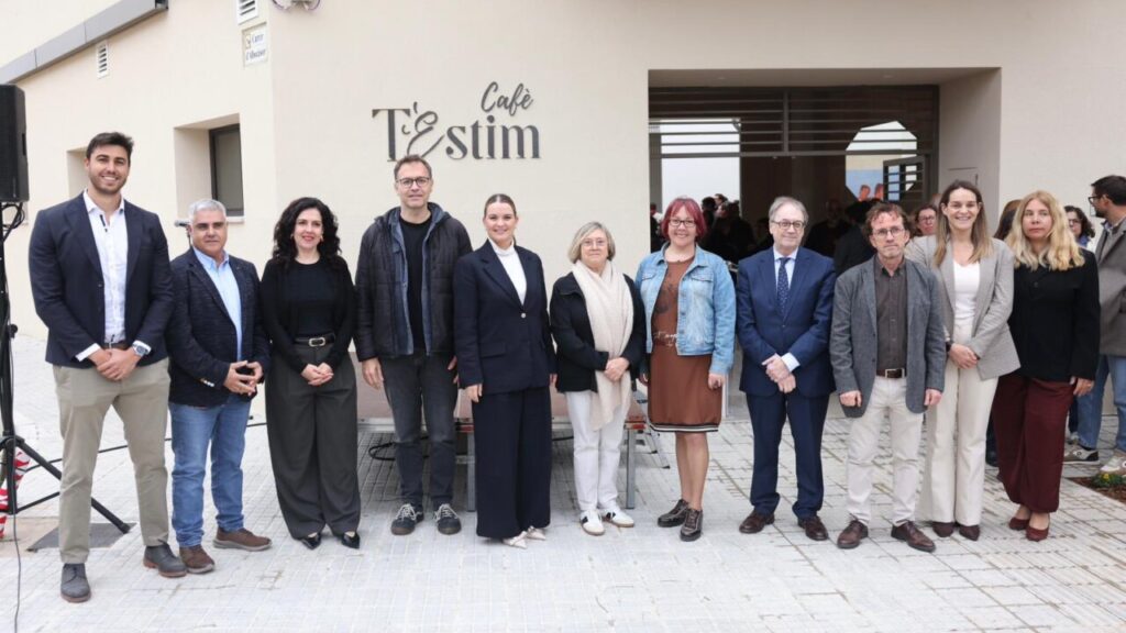 Inauguraci&oacute;n del edificio Sa R&agrave;fia por Estel de Llevant con asistentes