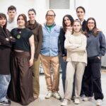 Grupo de estudiantes y docentes en un evento art&iacute;stico en Mallorca