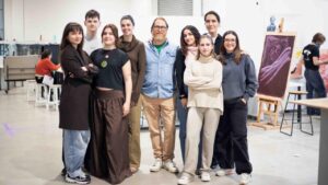 Grupo de estudiantes y docentes en un evento art&iacute;stico en Mallorca