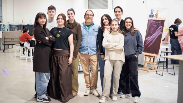 Grupo de estudiantes y docentes en un evento art&iacute;stico en Mallorca