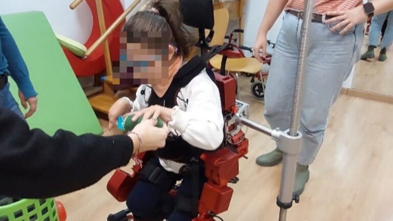 Ni&ntilde;a usando un exoesqueleto pedi&aacute;trico para mejorar su movilidad